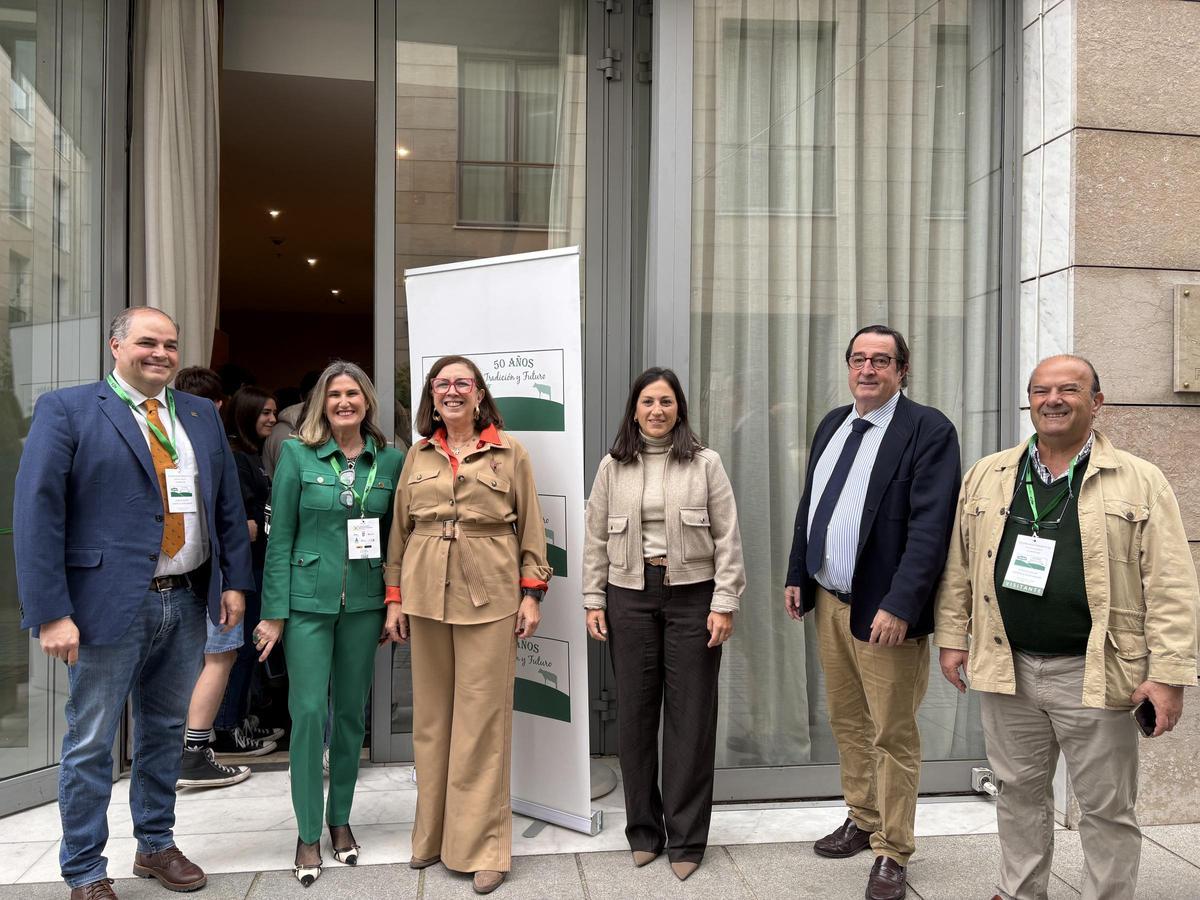 La consejera de Agricultura, Ganadería y Desarrollo Sostenible, Mercedes Morán, junto a profesionales, técnicos y representantes del sector.