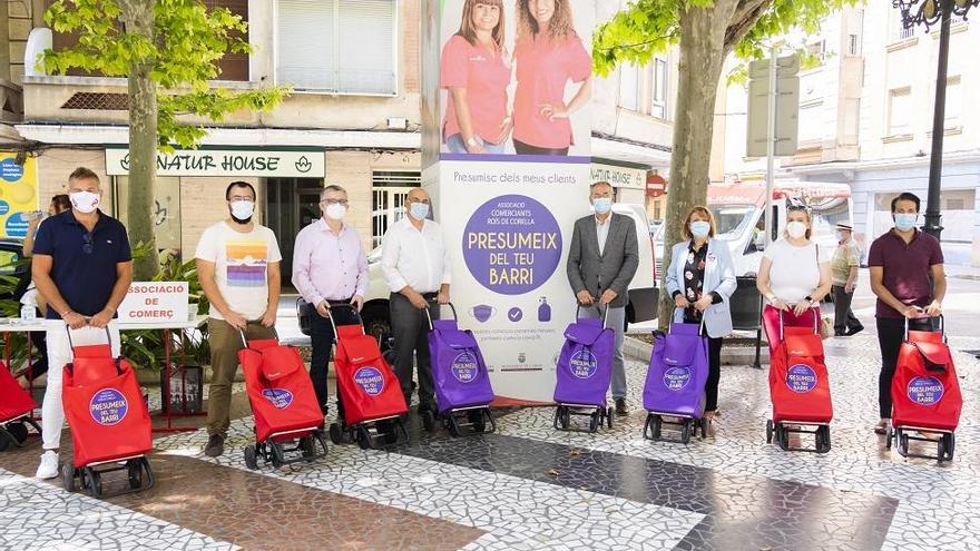 Representantes de la asociación y concejales de Gandia, en la presentación de la campaña comercial del barrio de Roís de Corella de Gandia.