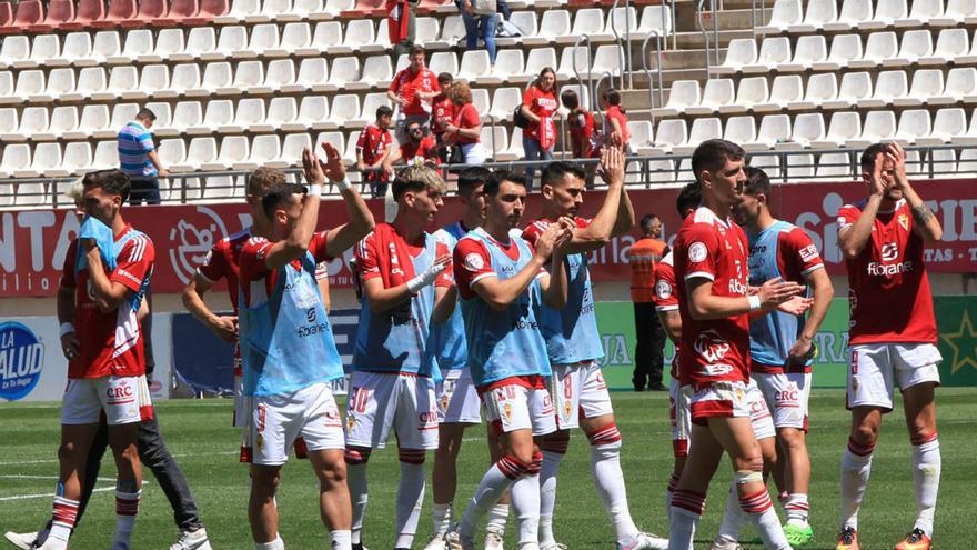 Los jugadores agradecen el apoyo de los aficionados tras perder frente al Atlético Baleares. | PEPE VALERO