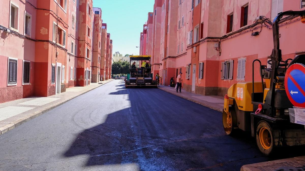 Imagen de las labores de asfaltado llevadas a cabo en el barrio de Escaleritas, en Las Palmas de Gran Canaria.