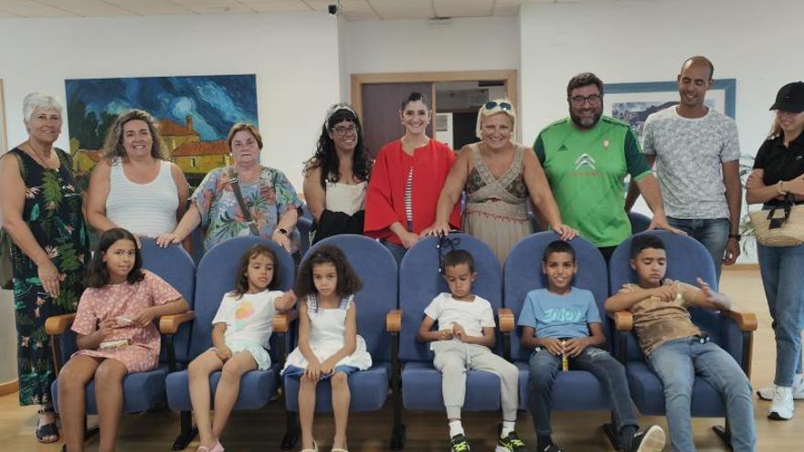 Ocho niños saharauis disfrutan de la comarca mientras buscan más familias acogedoras