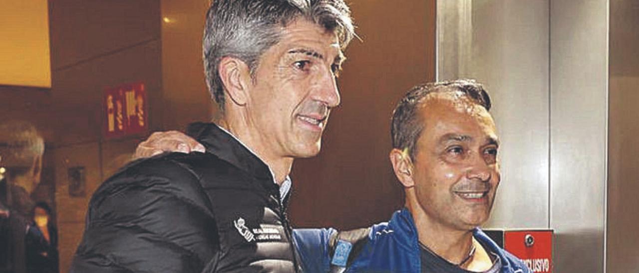 El técnico Imanol Alguacil con Fernando Rodríguez, aficionado de la Real. | | REAL SOCIEDAD