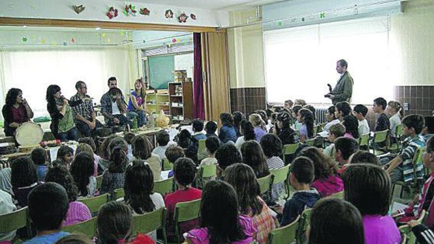 Participantes de los colegios de Alcañices y Nuez en el encuentro didáctico sobre folclore.