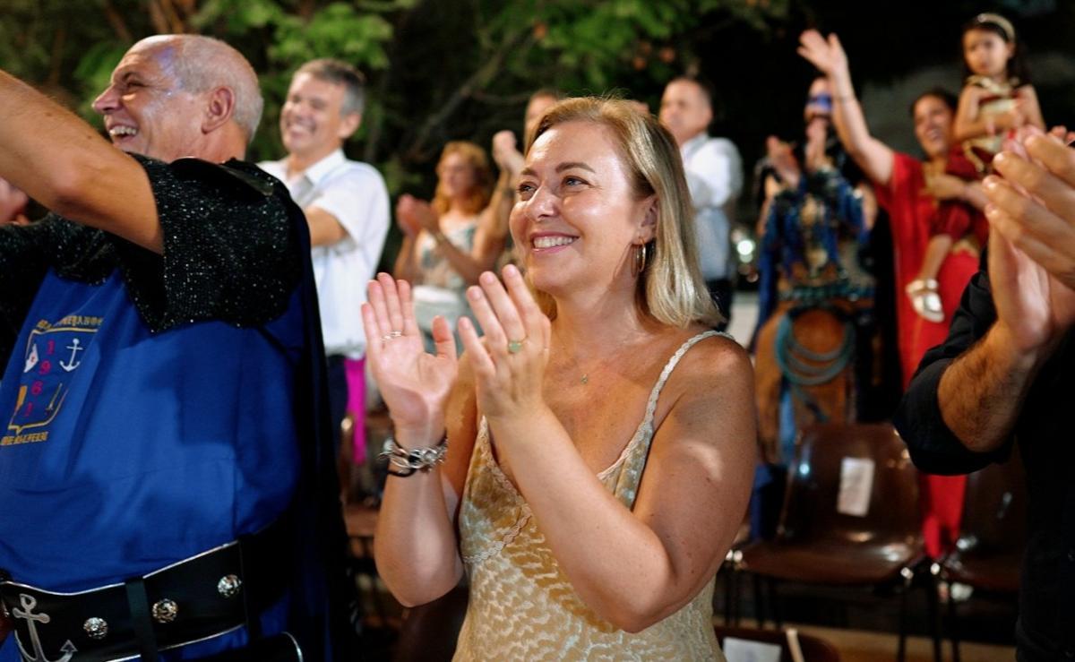 La vicepresidenta de la Diputació en la Entrada de Moros y Cristianos de Aielo de Malferit.