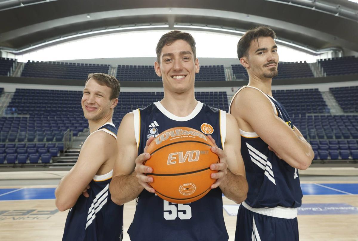 Por la izquierda, Dan Duscak, Raúl Lobaco y Robert Cosialls, capitanes del Alimerka Oviedo, ayer, en el Palacio de los Deportes. | LUISMA MURIAS