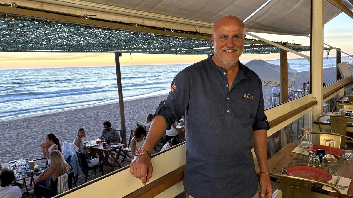 El empresario hostelero Miguel Navarro, en uno de sus chiringuitos en Cádiz
