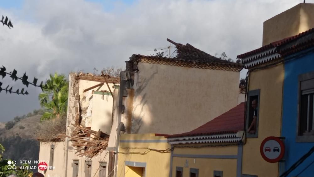 Derrumbe de la fachada de una casa en la carretera