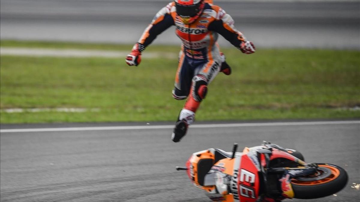 Marc Márquez sale, casi caminando, escupido por encima de la cúpula de su Honda, hoy, en Sepang, Malasia.