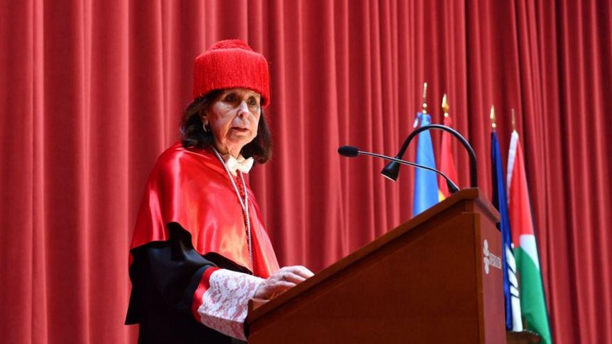 La catedrática María Emilia Casas, durante su discurso. |