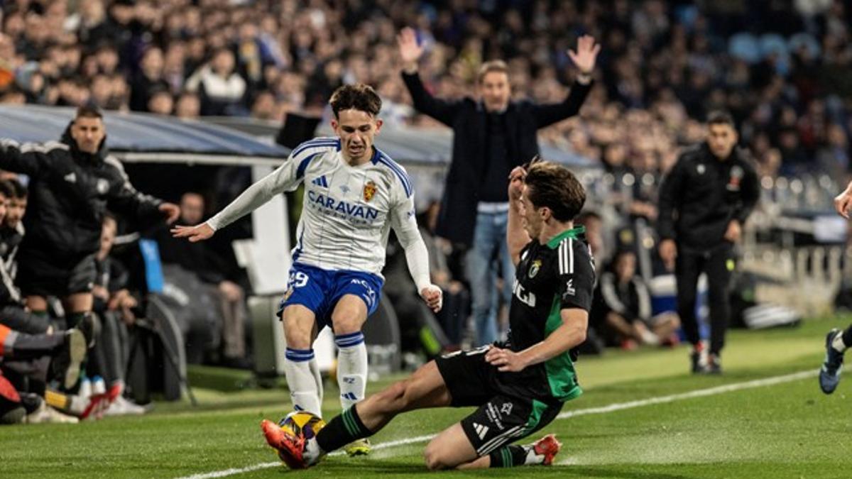 Pau Sans trata de superar a un jugador del Burgos durante el partido de Liga del curso pasado.