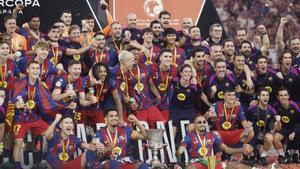 Los jugadores del FC Barcelona levantan el trofeo de campeón tras ganar 3-2 la final de la Supercopa de España contra el Real Madrid.