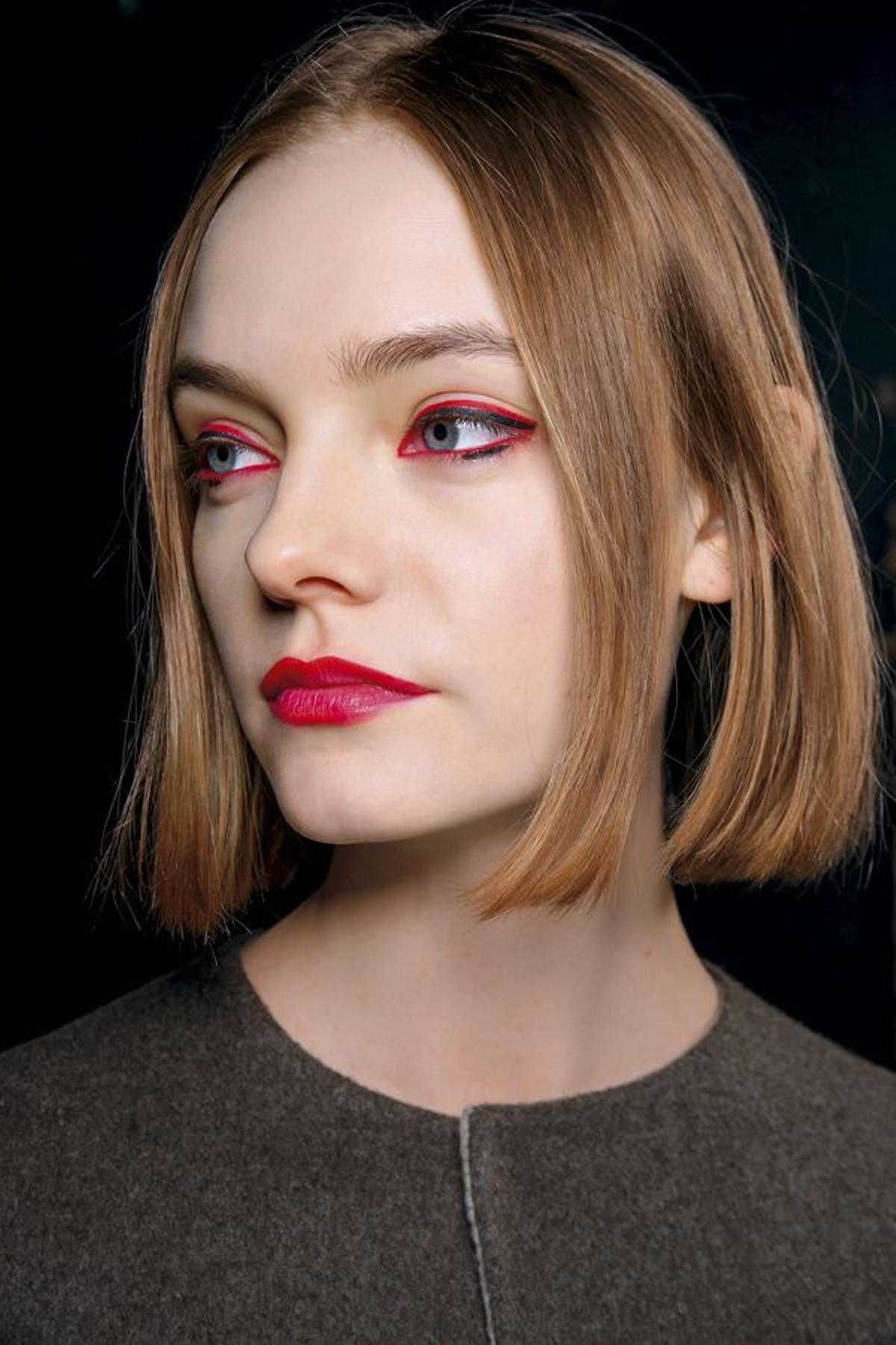 Visto en pasarela, 'todo al rojo': maquillaje del desfile de Chalayan