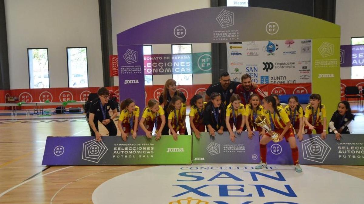 La selecció femenina, aixecant el títol de campió estatal a Galícia
