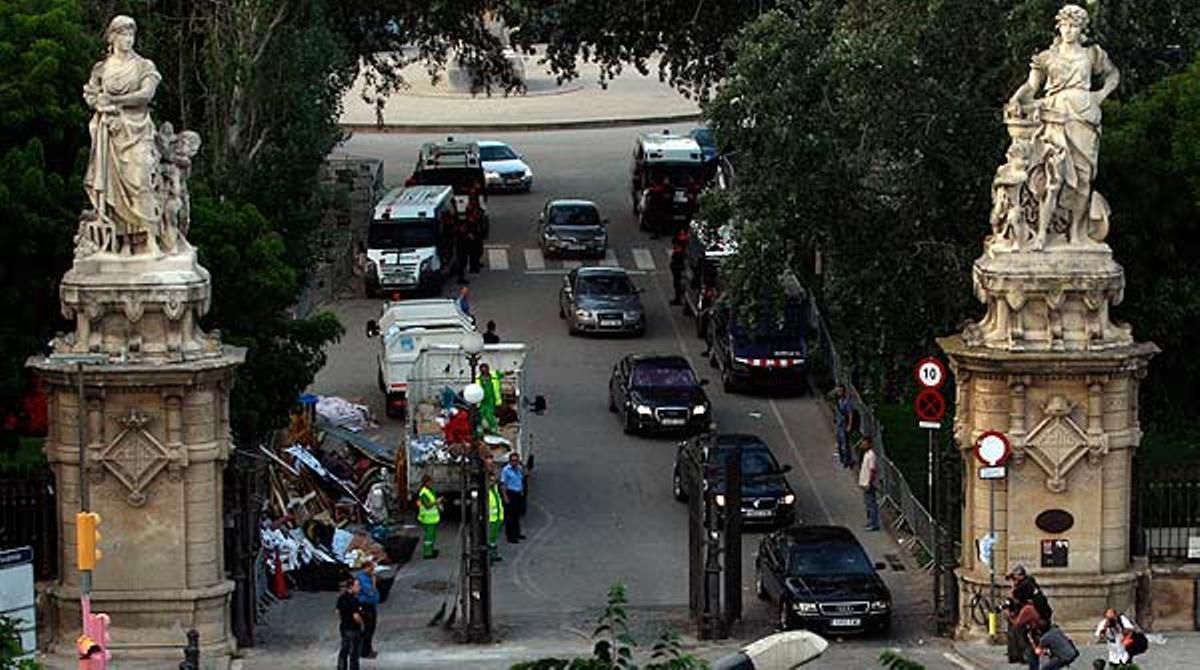 Els diputats han sortit en una caravana de cotxes del Parlament.