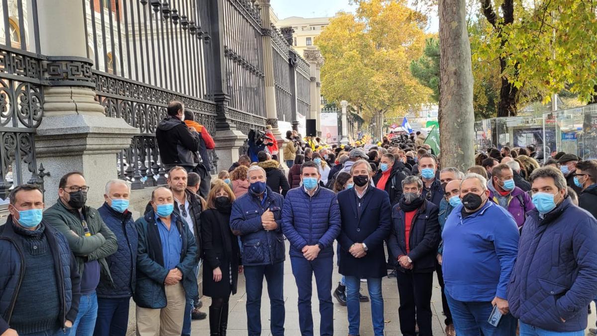 Representantes de organizaciones y cooperativas de la Región, en la protesta de hoy en Madrid