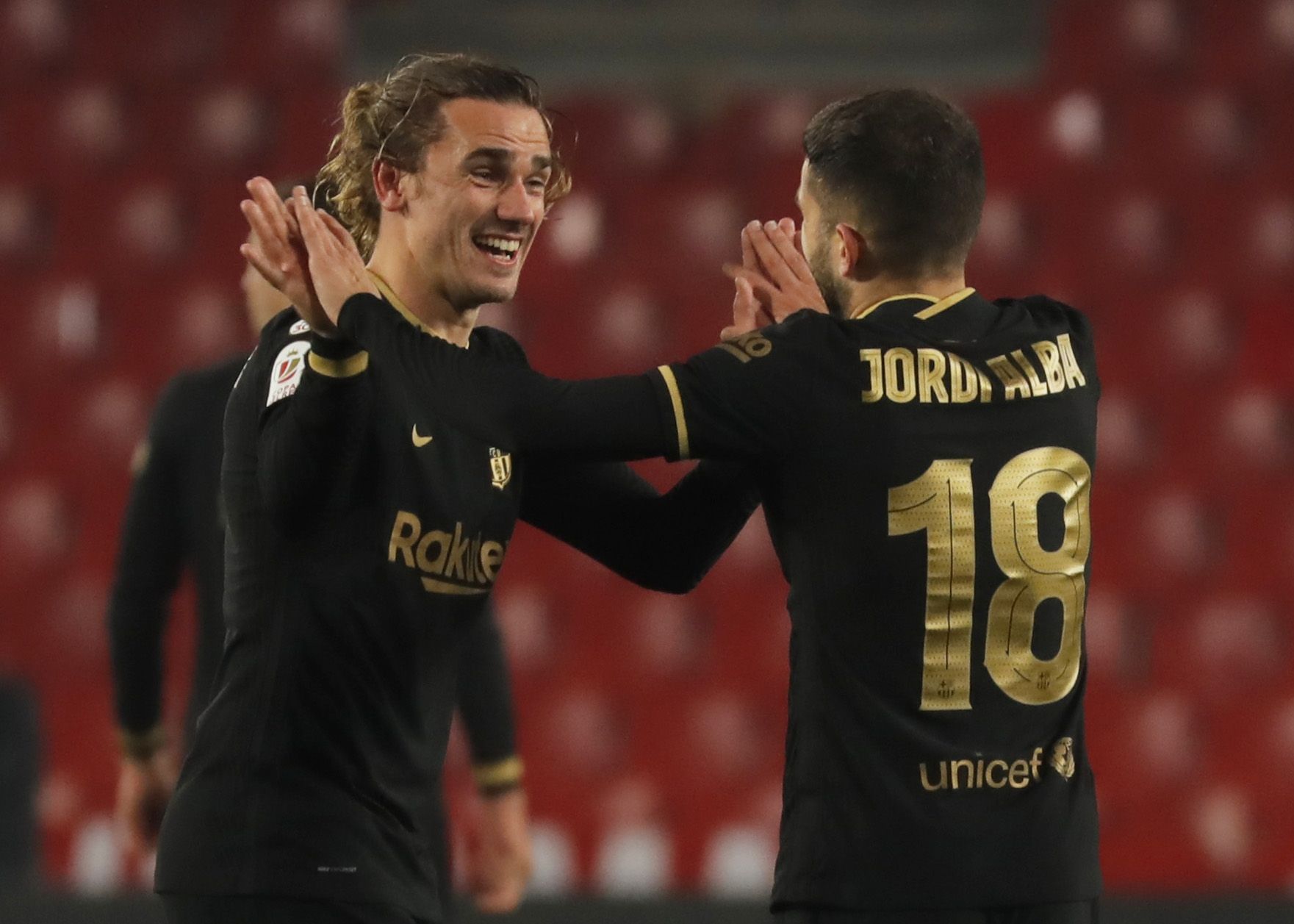 Griezmann y Jordi Alba festejan uno de los goles al Granada.