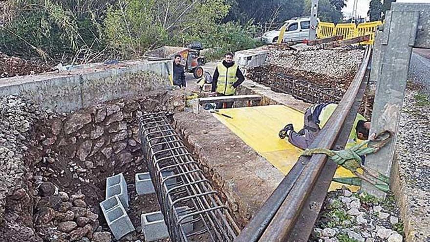 Operarios trabajan en la reconstrucciÃ³n del puente.