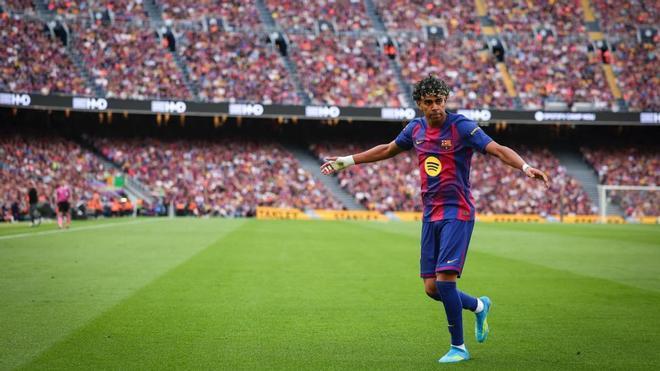 Lamine Yamal ante el Espanyol en el Camp Nou
