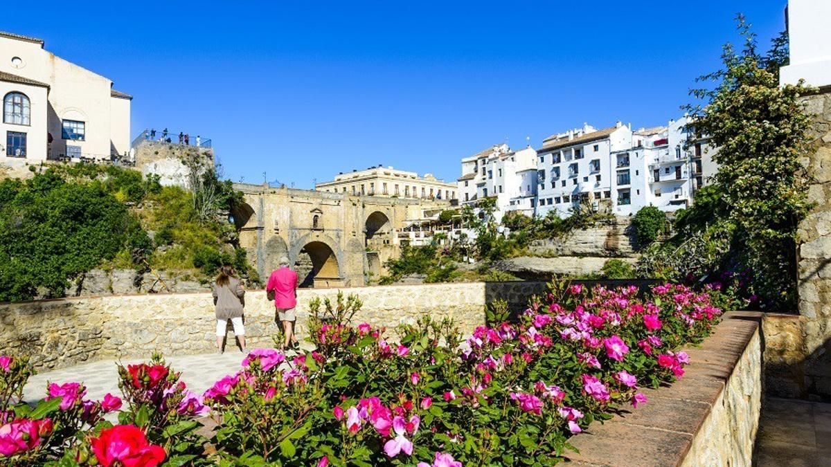 Turistas extranjeros pasean por Ronda.