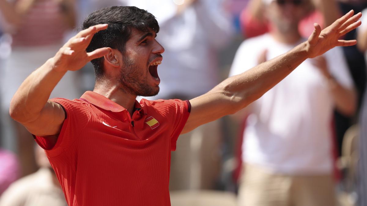 Carlos Alcaraz jugará por el oro olímpico este domingo.