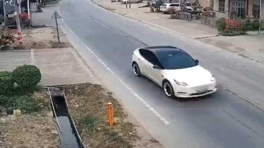 El impactante vídeo en el que un Tesla pierde en control y mata a dos personas en China