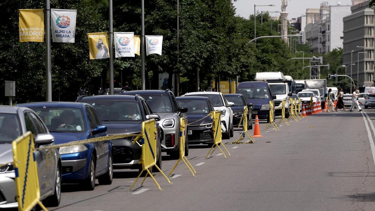 Vista de coches atascados este martes en las inmediaciones de la Plaza de Cibeles.
