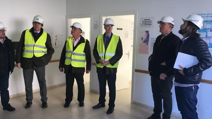 El conselleiro de Sanidade, Jesús Vázquez Almuiña, y el alcalde, Andrés Iglesias (c.), durante la visita a las obras de ampliación del centro de salud. / FdV