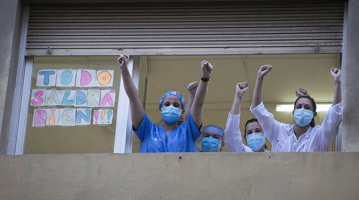 Varios sanitarios agradecen los aplausos de la ciudadanía,  en el Hospital Dos de Maig de Barcelona, el 8 de abril