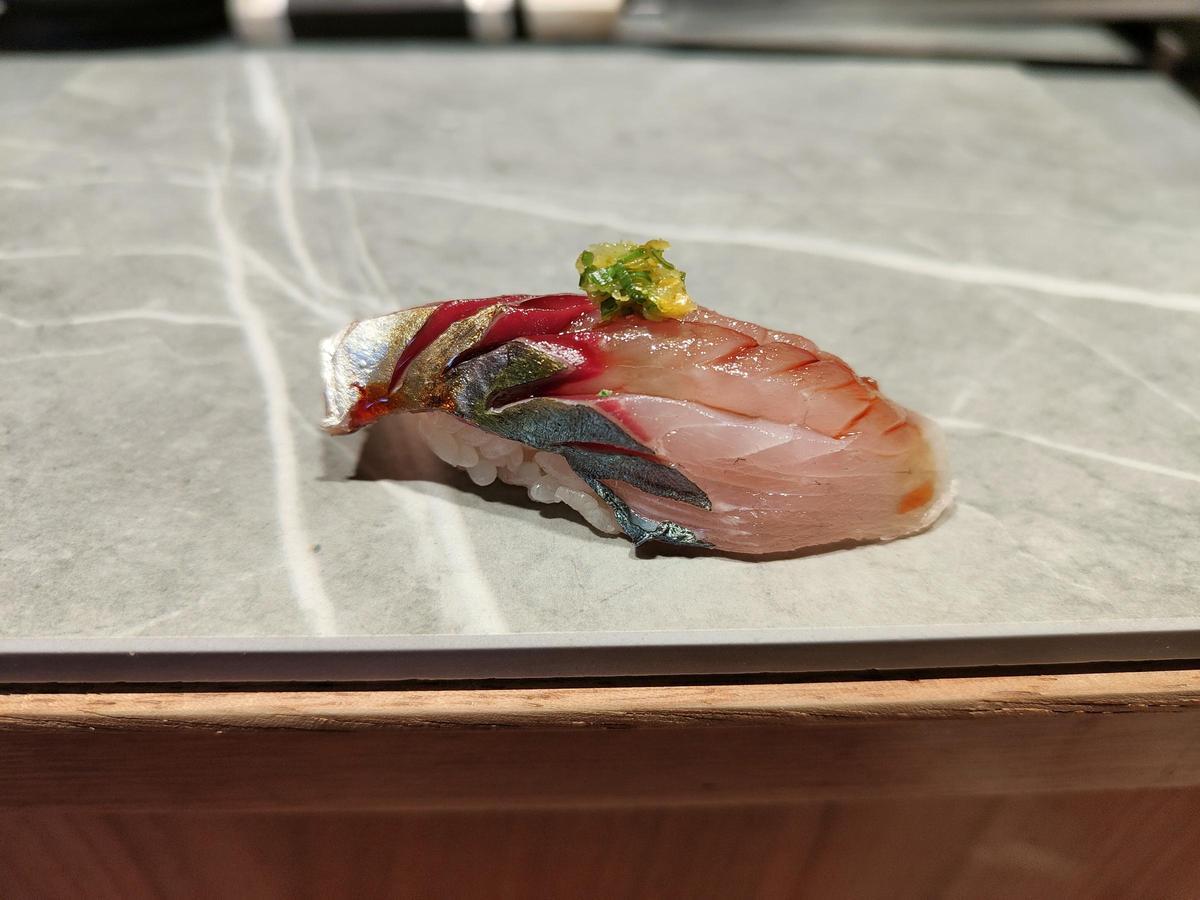 El 'nigiri' de jurel de Kintsugi.