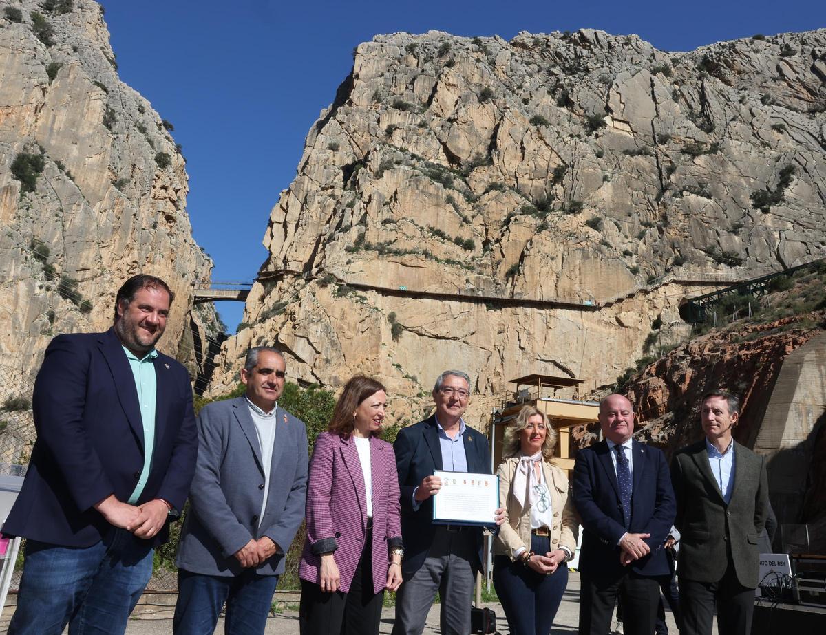 El presidente de la Diputación de Málaga, Francisco Salado, ha presidido el acto de colocación de la primera piedra junto a la delegada del Gobierno de la Junta de Andalucía en Málaga, Patricia Navarro, y los alcaldes de Álora, Francisco Martínez; de Antequera, Manuel Barón; de Ardales, Juan Alberto Naranjo; y de Valle de Abdalajís, Virginia Romero