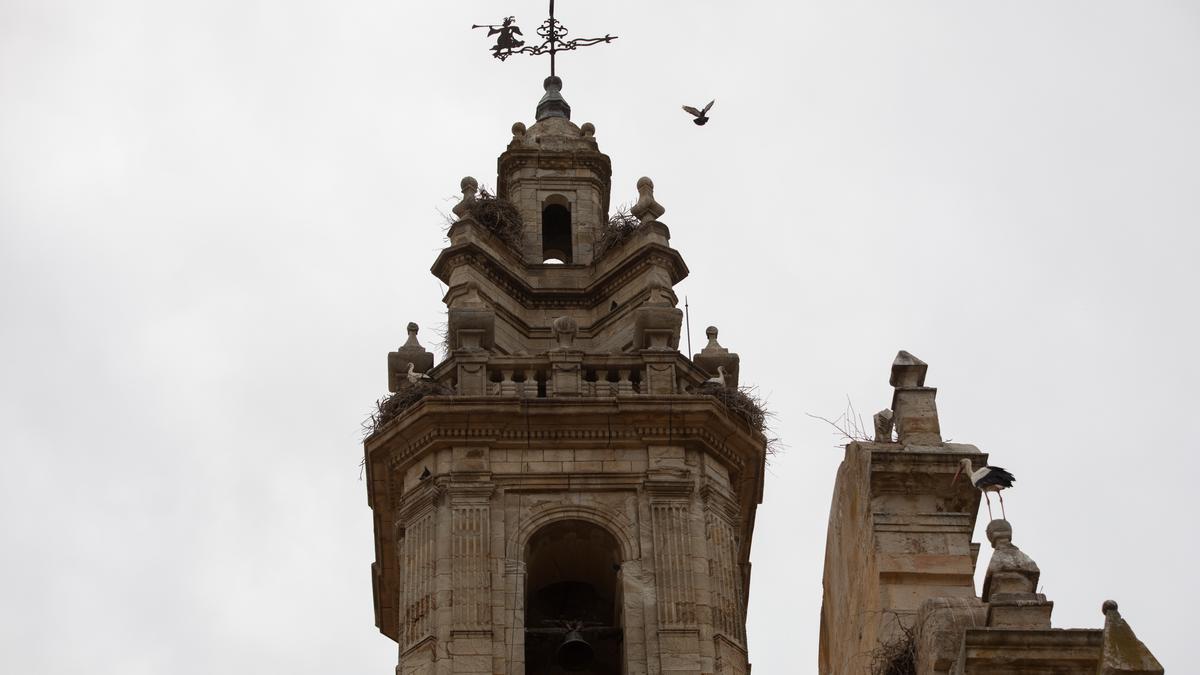 Detalle de la torre de la iglesia de Molacillos, de estilo barroco levantino.