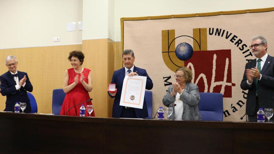 El rector, recibiendo la medalla de la Real Academia de Medicina