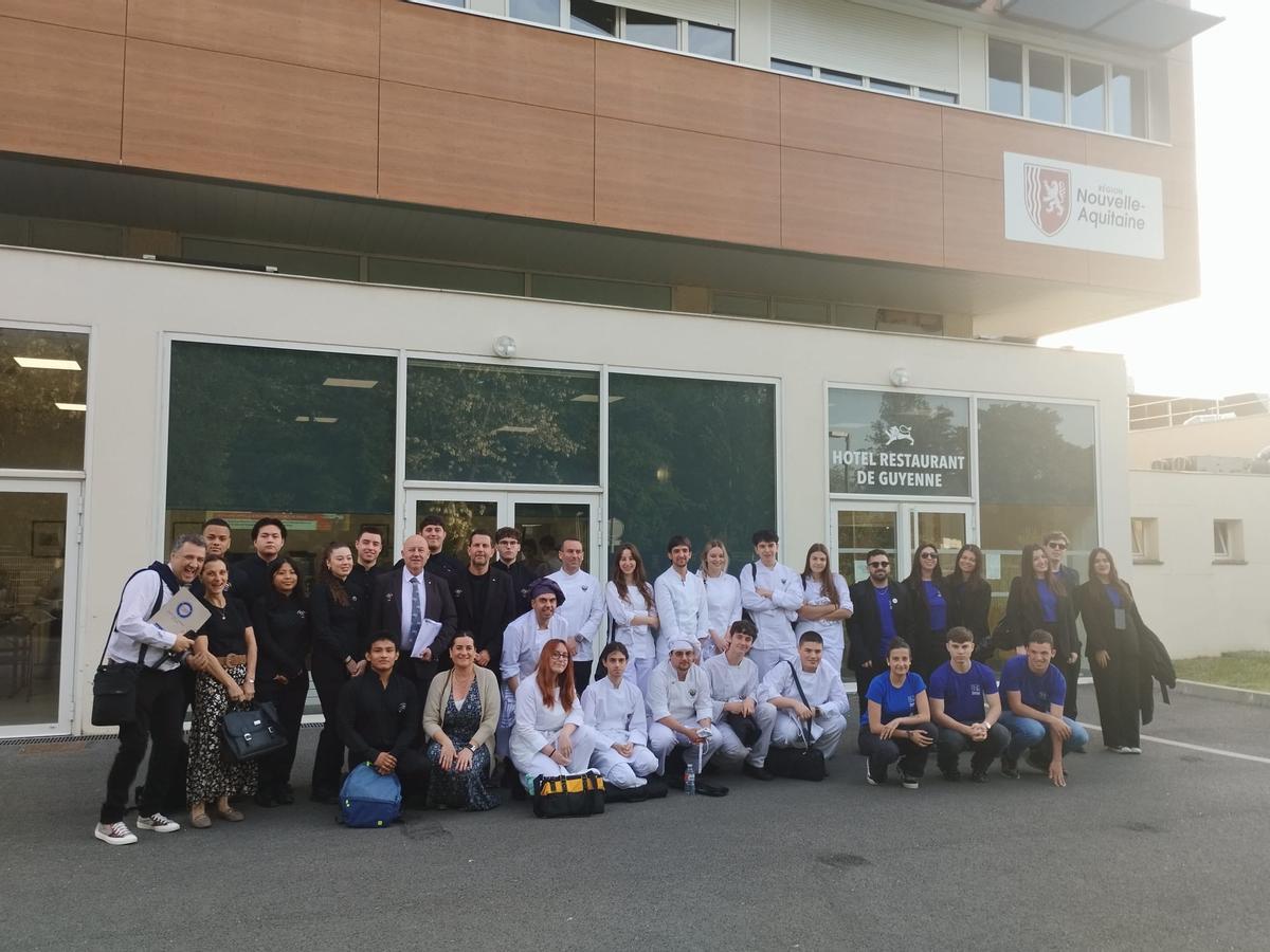 Alumnos de los centros que han participado en la semana de aprendizaje en Francia.