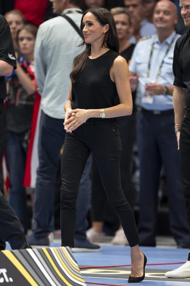 Meghan Markle con pantalones pitillo negros