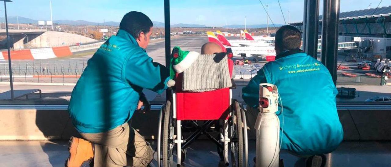 Dos voluntarios cumplen el deseo de un niño.