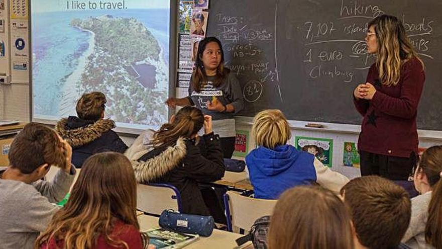 Las estancias docentes en el extranjero se suman a los auxiliares nativos en algunos colegios para mejorar el inglés de los alumnos.