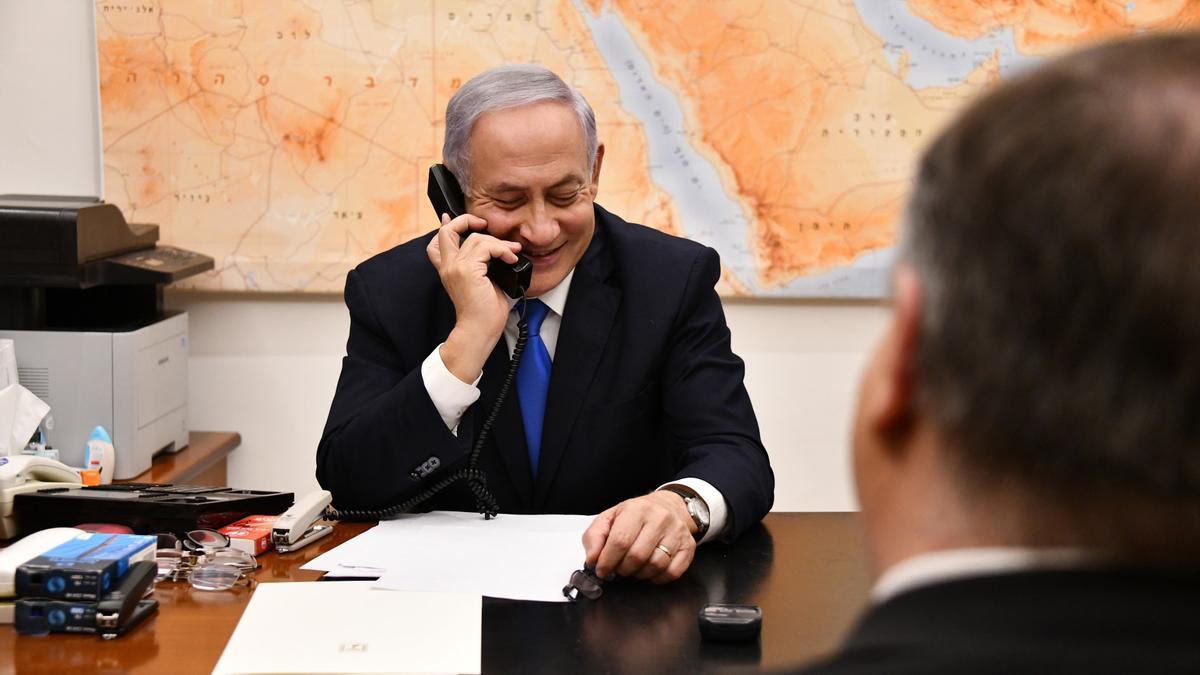 El primer ministro israelí, Binyamin Netanyahu, sonríe mientras habla con Donald Trump por teléfono, en una imagen de 2019.