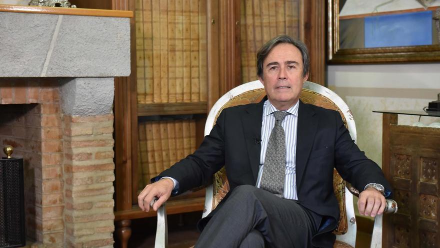 Ricardo Pumar, presidente de Inmobiliaria del Sur, en la hemeroteca de El Correo de Andalucía, en el cortijo de la Gota de Leche. / Fotos: Jesús Barrera