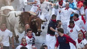 Varias personas corren frente a los toros de la ganadería abulense de José Escolar durante el tercer encierro de las Fiestas de San Fermín 2023, a 9 de julio de 2023, en Pamplona, Navarra (España). Las fiestas en honor a San Fermín, patrón de Navarra, comenzaron el pasado 6 de julio, con el tradicional chupinazo y se prolongan hasta el 14 de julio. Durante su transcurso hay un total de ocho encierros que comienzan todos los días a las ocho de la mañana. Además, el Ayuntamiento de la ciudad ha preparado un repertorio de conciertos, verbenas, fuegos artificiales, exposiciones, animación de calle y actividades para la ciudadanía y visitantes. Esta fiesta que atrae a millones de visitantes cada año por su ambiente festivo y sus populares encierros, está declarada de Interés Turístico Internacional. 09 JULIO 2023;ENCIERRO;SAN FERMIN;SANFERMINES;FIESTA;TRADICIÓN;CULTURA;TAUROMAQUIA;TOROS;ENCIERRO;PAMPLONA; Eduardo Sanz / Europa Press 08/07/2023 / Eduardo Sanz