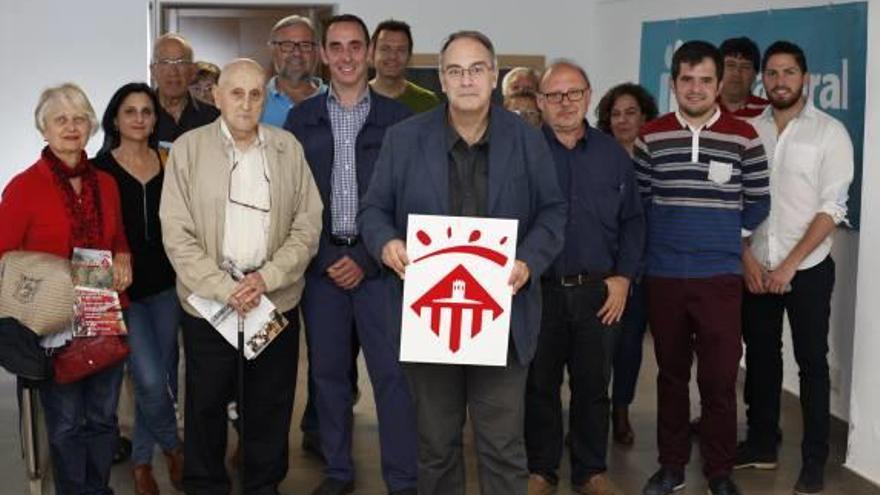 El nuevo escudo  incorpora la silueta del castillo y las barras