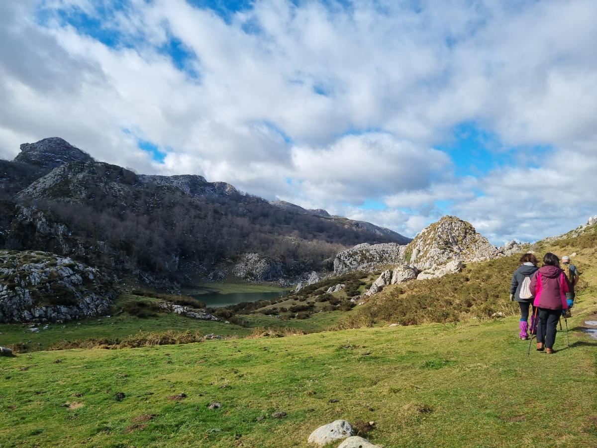 Caminantes con el lago Bricial a su izquierda.