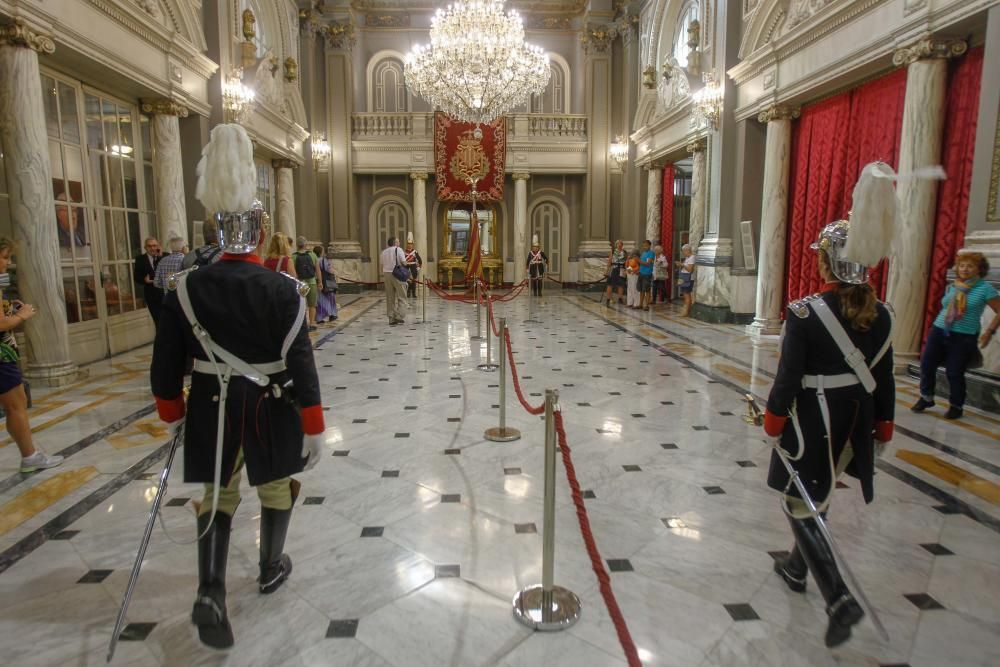 Los valencianos visitan la Real Senyera, expuesta en la sala de cristal