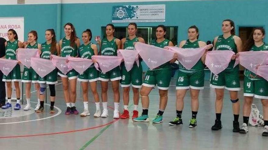 Las jugadoras del Uni, con pañuelos rosas contra el cáncer de mama.