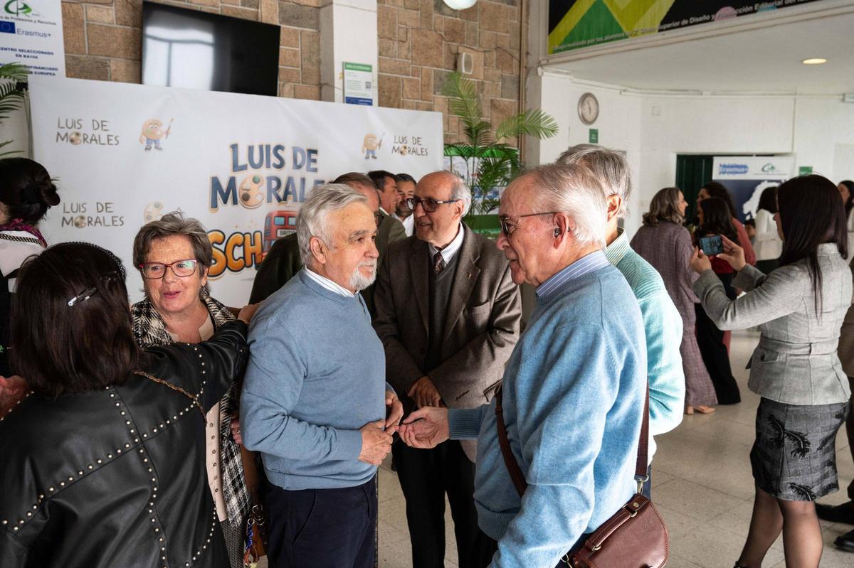 Antiguos alumnos y padres en la celebración del 50 aniversario de Luis de Morales