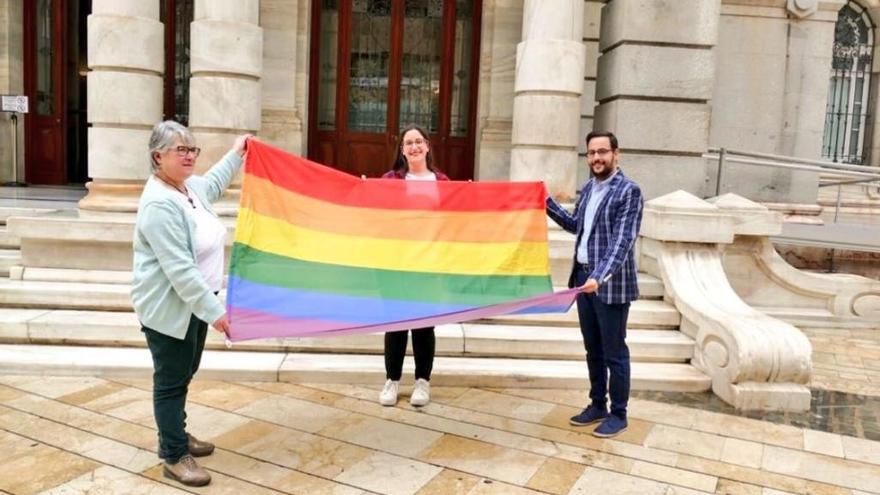 Los grupos políticos se sitúan junto al colectivo LGTBI