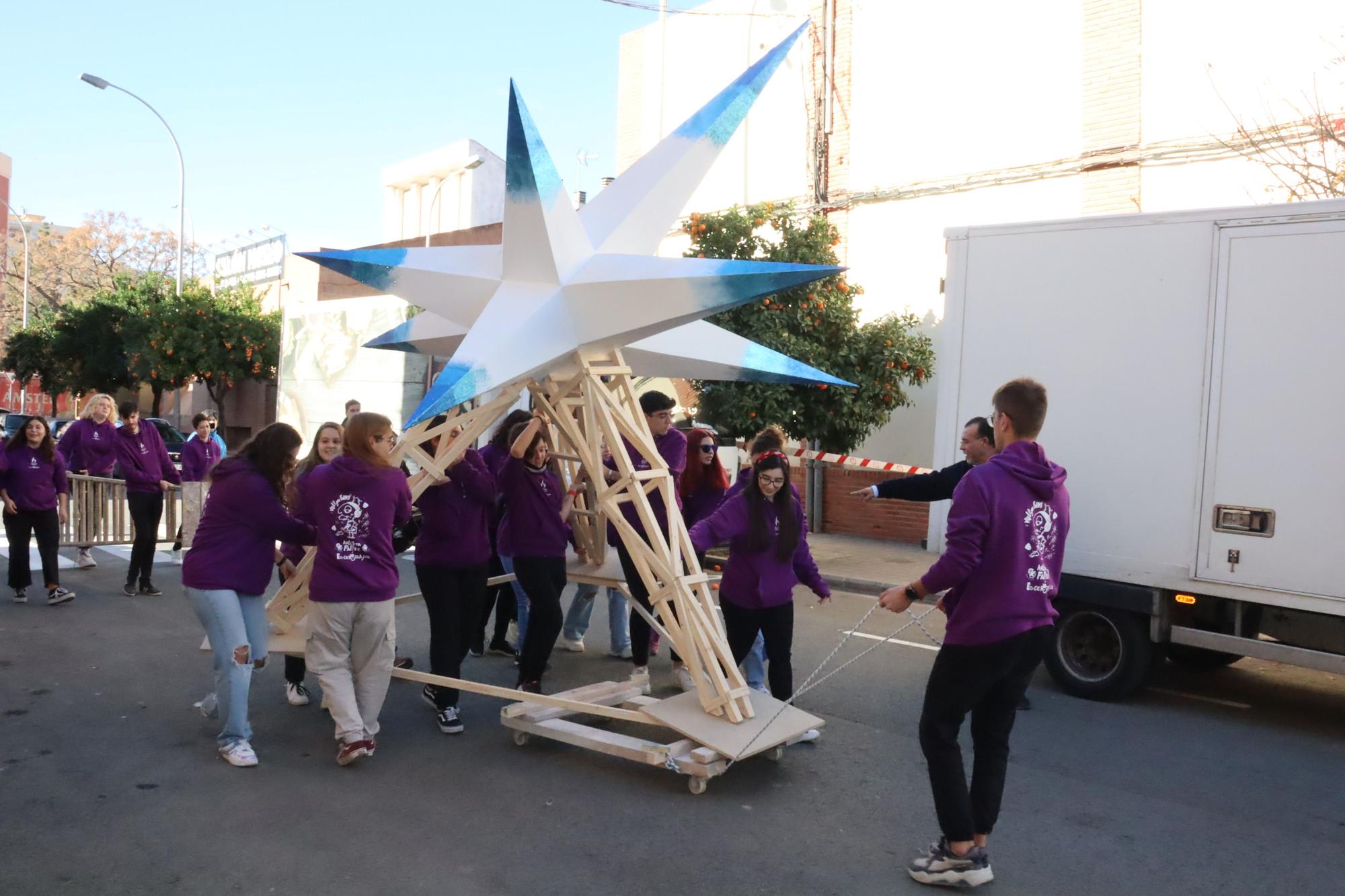 Así ha sido la "plantà" del "Pi de Nadal", la última Falla del año en València