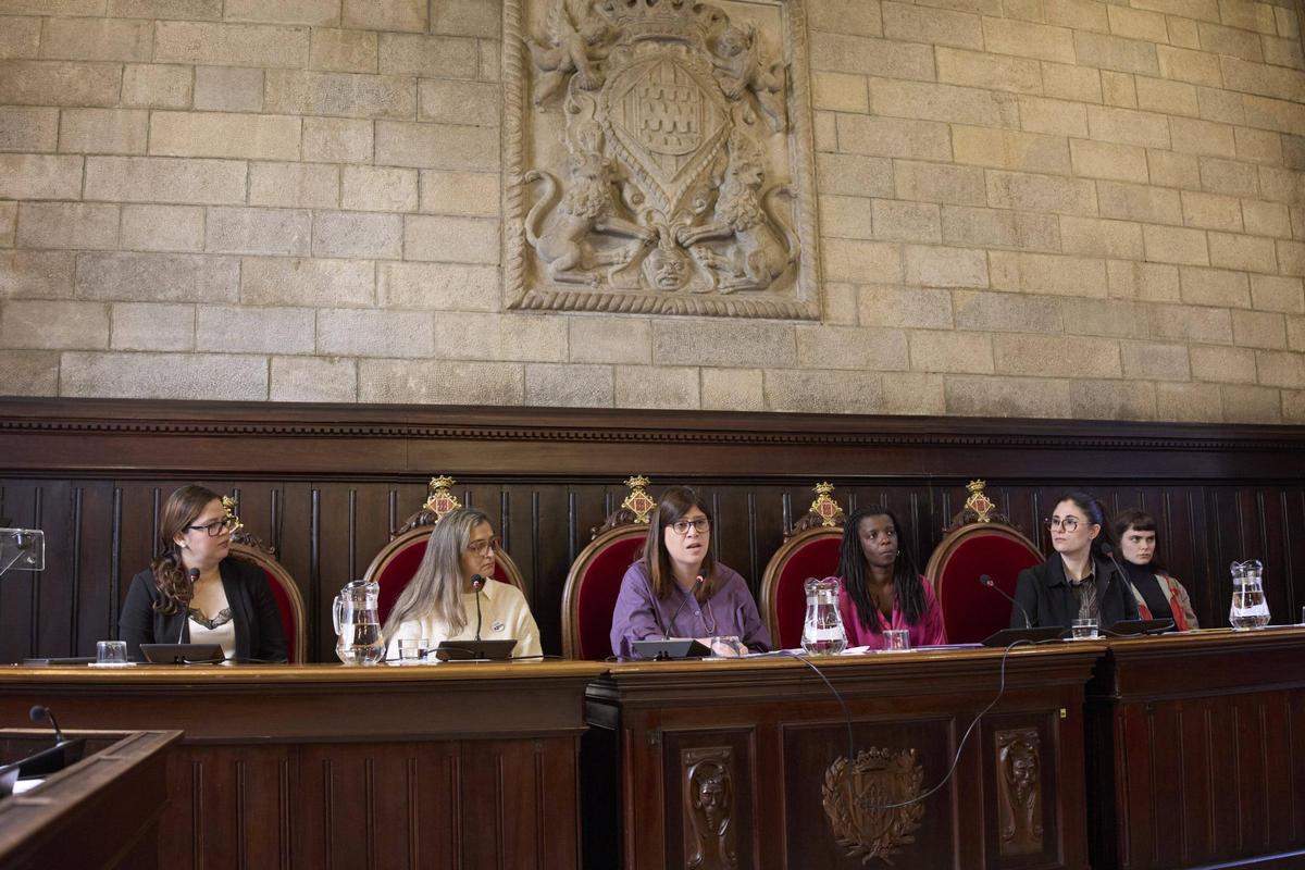 Les imatges de l'acte institucional del 8M a l'Ajuntament de Girona