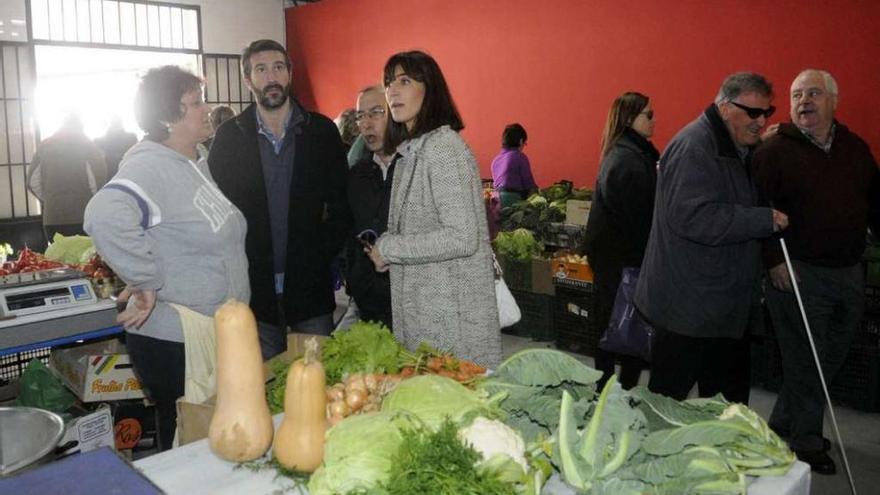 Alberto Varela y Paola María, ayer en la plaza de la verdura, conversaron con la presidenta de las agricultoras Rosa Pesqueira. // Noé Parga