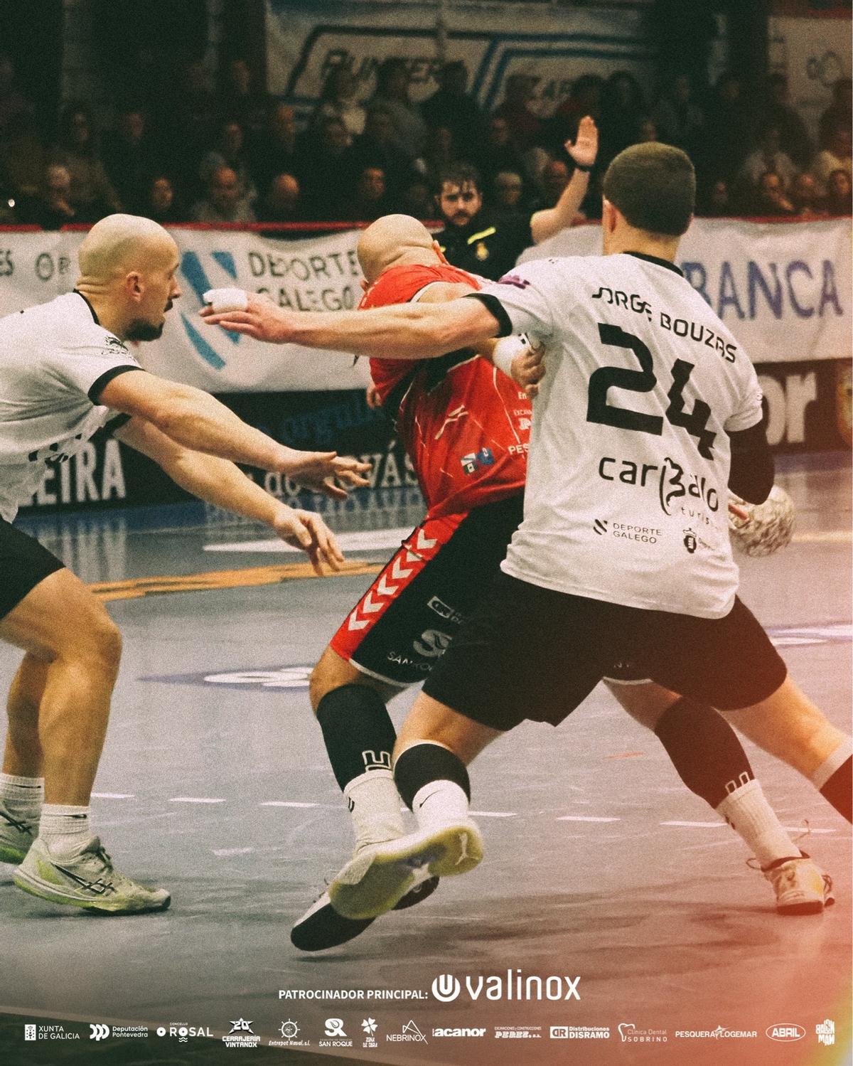 Iago Flores recibe el balón.