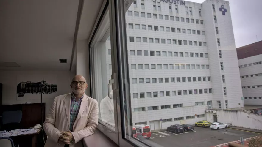Miguel Rodríguez, gerente del área sanitaria de Avilés: "Un tercio de los pacientes ingresados en el San Agustín es mayor de 80 años"